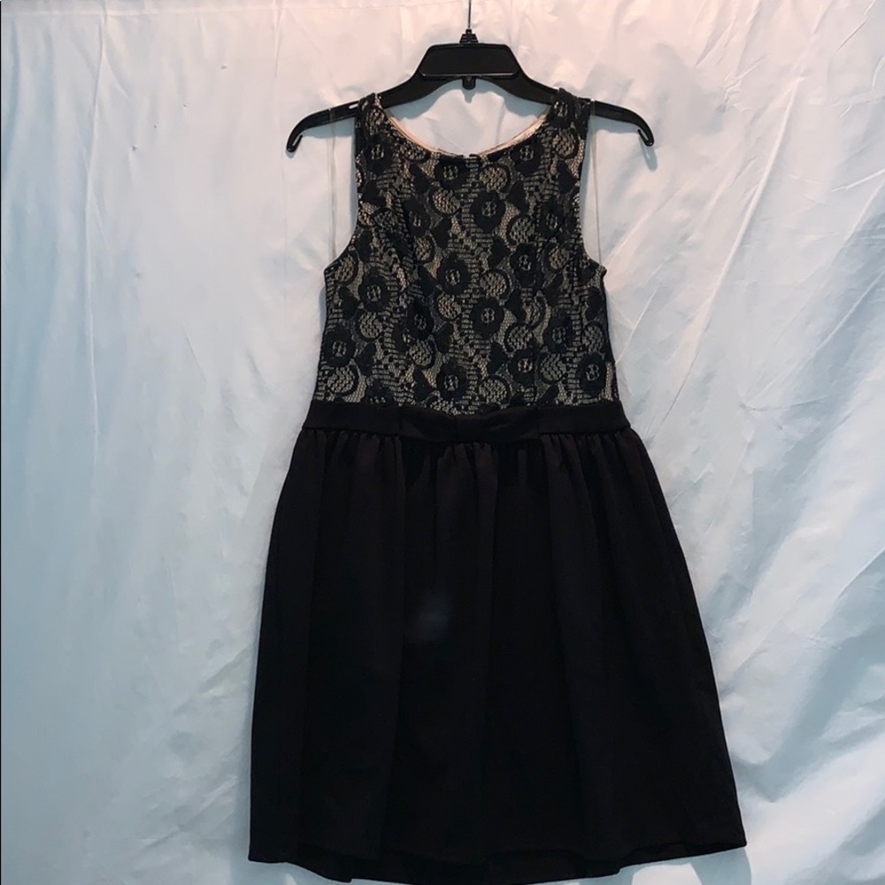 Black sleeveless lace dress
